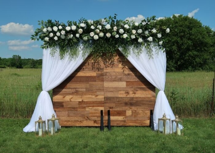 Rustic backdrop outdoors for photo booth backdrop ideas